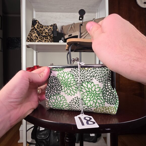 Hana Koromo - Hanpu Gamaguchi Clasp Handbag in Green/White Floral Print - Picture 11 of 11